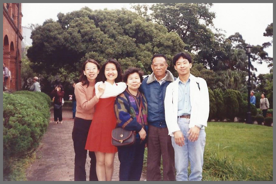 李洪慧(左二)與父親(右二)闔家出遊照。