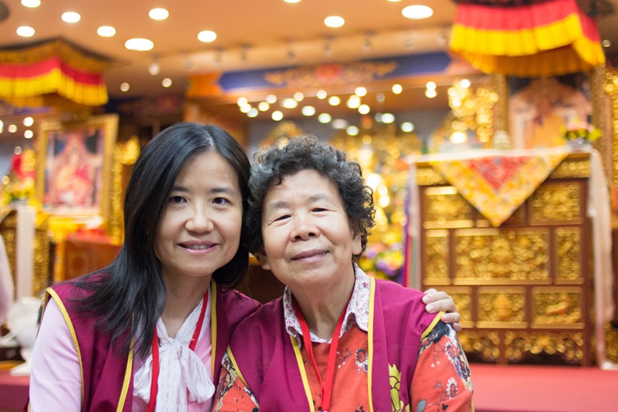 李洪慧與媽媽許密,原如大海中的浮沉小舟,幸得遇 仁欽多吉仁波切,生命得以返航。